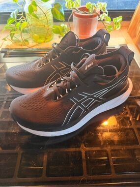 ASICS Women’s GEL-Nimbus 25 Size 9